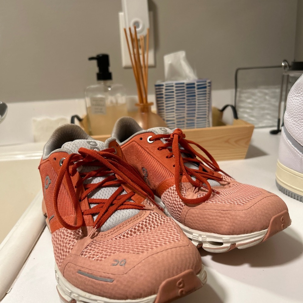 ON CLOUD RUNNING SHOES - Picture 2 of 3